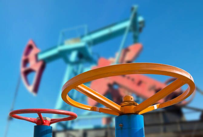 Analisis Harga Minyak Naik dalam Sesi Volatil Setelah Serangan Pangkas Pasokan Saudi - Data Pasar 2026-04-10