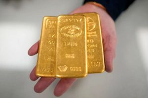 Emas Tertahan, Sinyal The Fed Masih Membayangi